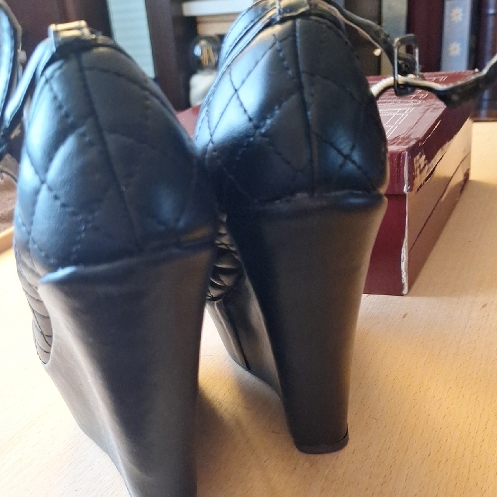 Delicacy Black Quilted Heels - Picture 6 of 10